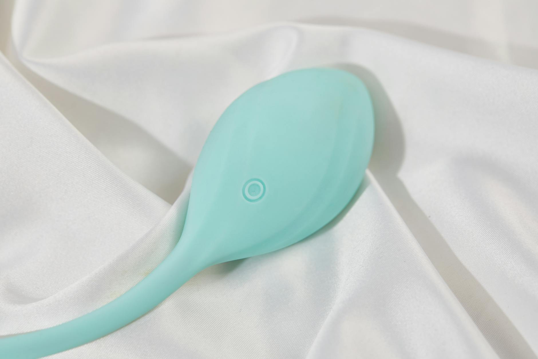 Pareja joven explorar juntos un vibrador azul en su relación