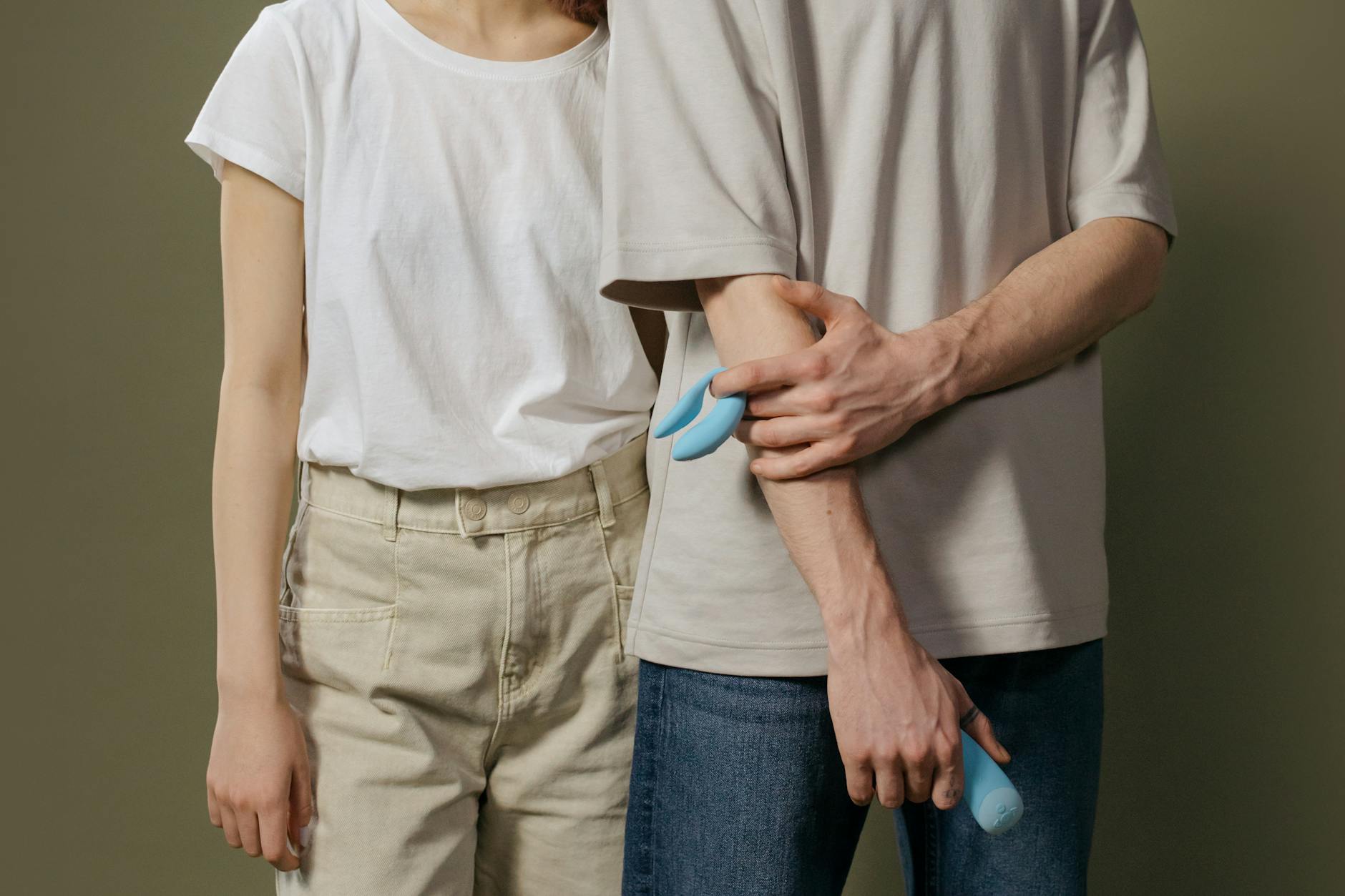 Vibrador azul de silicona en mano contra fondo morado, promoviendo amor propio y sexualidad a cualquier edad