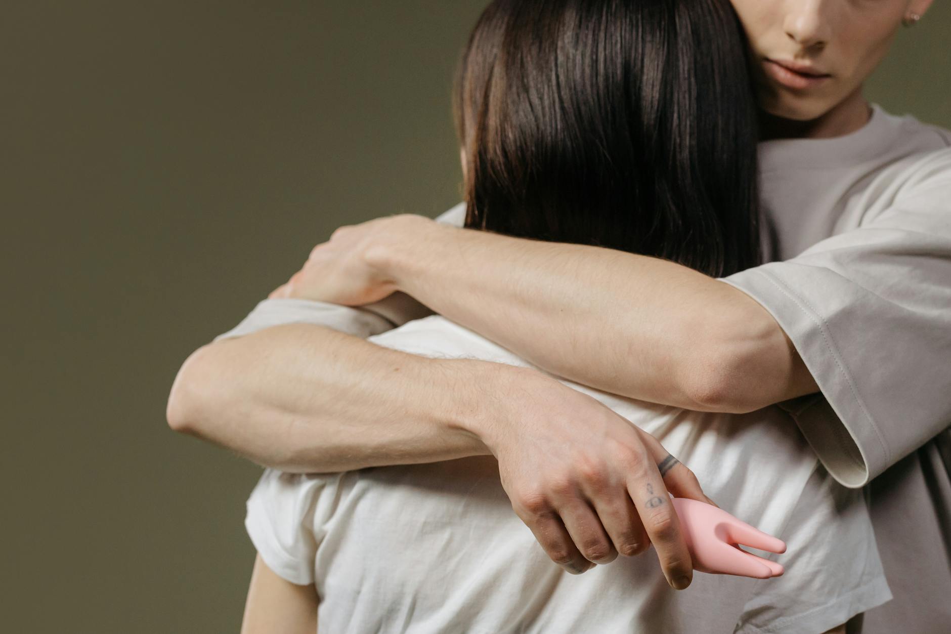 Pareja íntima abrazándose, mostrando conexión y vulnerabilidad en una relación nueva.